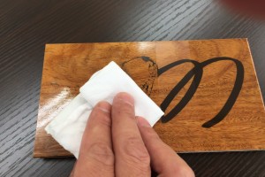 アルコールで拭き取る