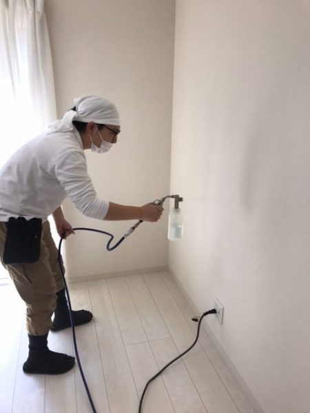 室内の無光触媒施工風景