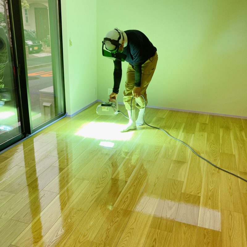 UVコーティング 施工の様子【床材:朝日ウッドテック ライブナチュラルMSX ※天然木】