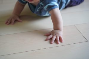 フローリングは素足や手を直接つける