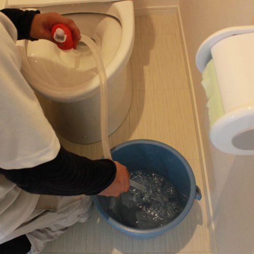 水回りコーティングトイレ施工前の水抜き作業