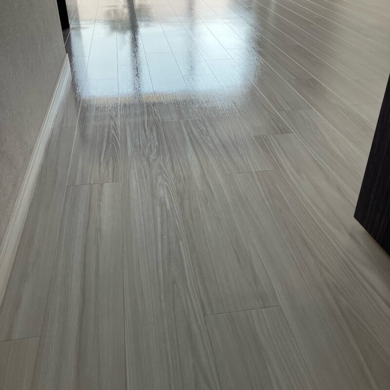 大日本印刷 EBFW-1194 エルム柄 プレミアムコート(ガラスコーティング)※シートフロア 施工後