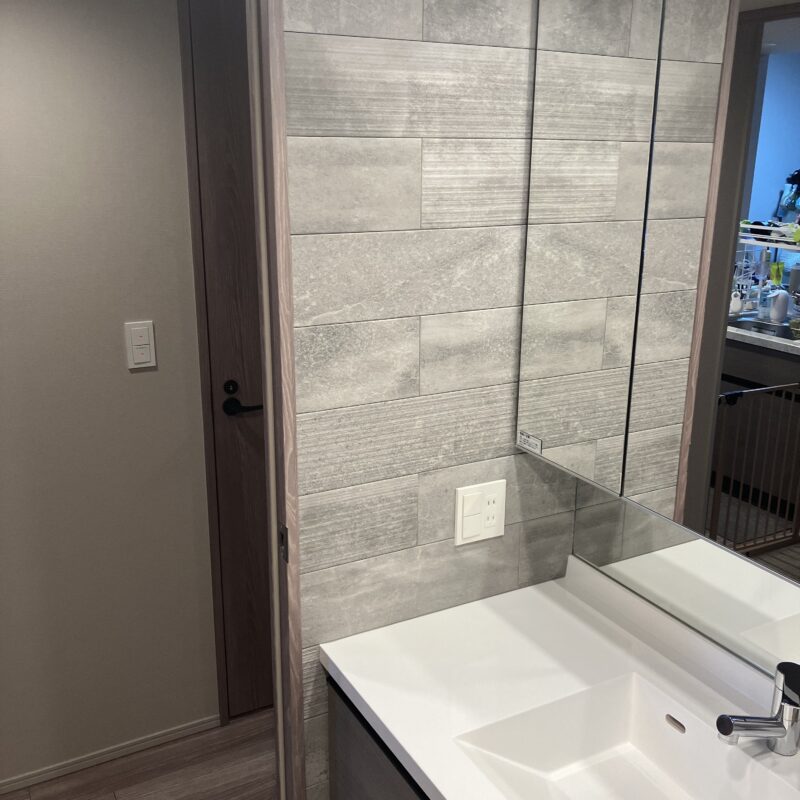 ①ラフセメント(RGC1)グレー エコカラット 洗面所 施工後